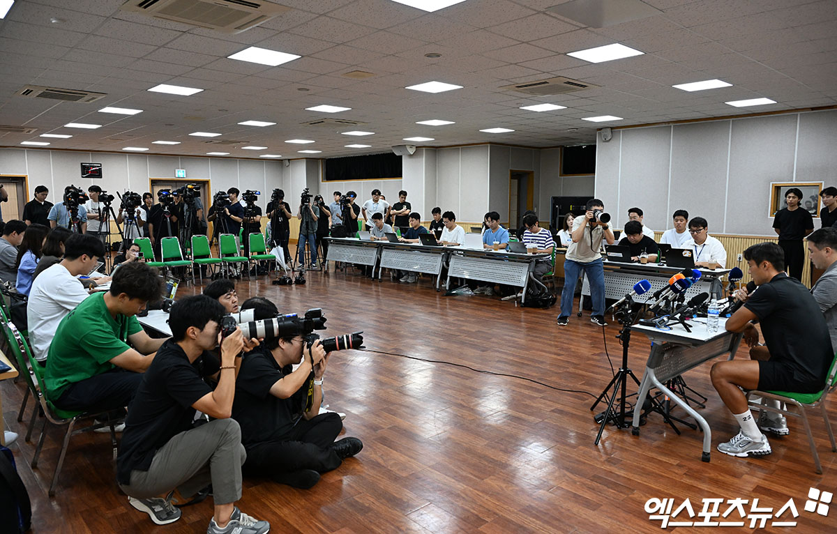 중국축구협회로부터 승부 조작 혐의로 중국 내에서 영구 제명 중징계를 받은 수원FC 손준호가 11일 경기도 수원시체육회관에서 간담회를 가졌다. 중국축구협회는 손준호가 부당 이득을 도모하기 위해 부정 거래, 축구 경기 조작, 불법 수익을 취해 스포츠맨십을 위반 및 상실했다고 주장했다. 중국축구협회는 '현 시점에서는 중국 축구 내에서만 금지되는 징계다. 하지만 FIFA에 공식적으로 이의를 제기해 손준호의 처벌을 전 세계적으로 확대할 것'이라고 엄포를 놓았다. 만약 FIFA에서 손준호의 혐의를 인정, 중국축구협회에서 손준호에게 내린 징계 범위를 전 세계로 늘린다면 손준호는 더 이상 축구선수 생활을 할 수 없다. 수원, 김한준 기자