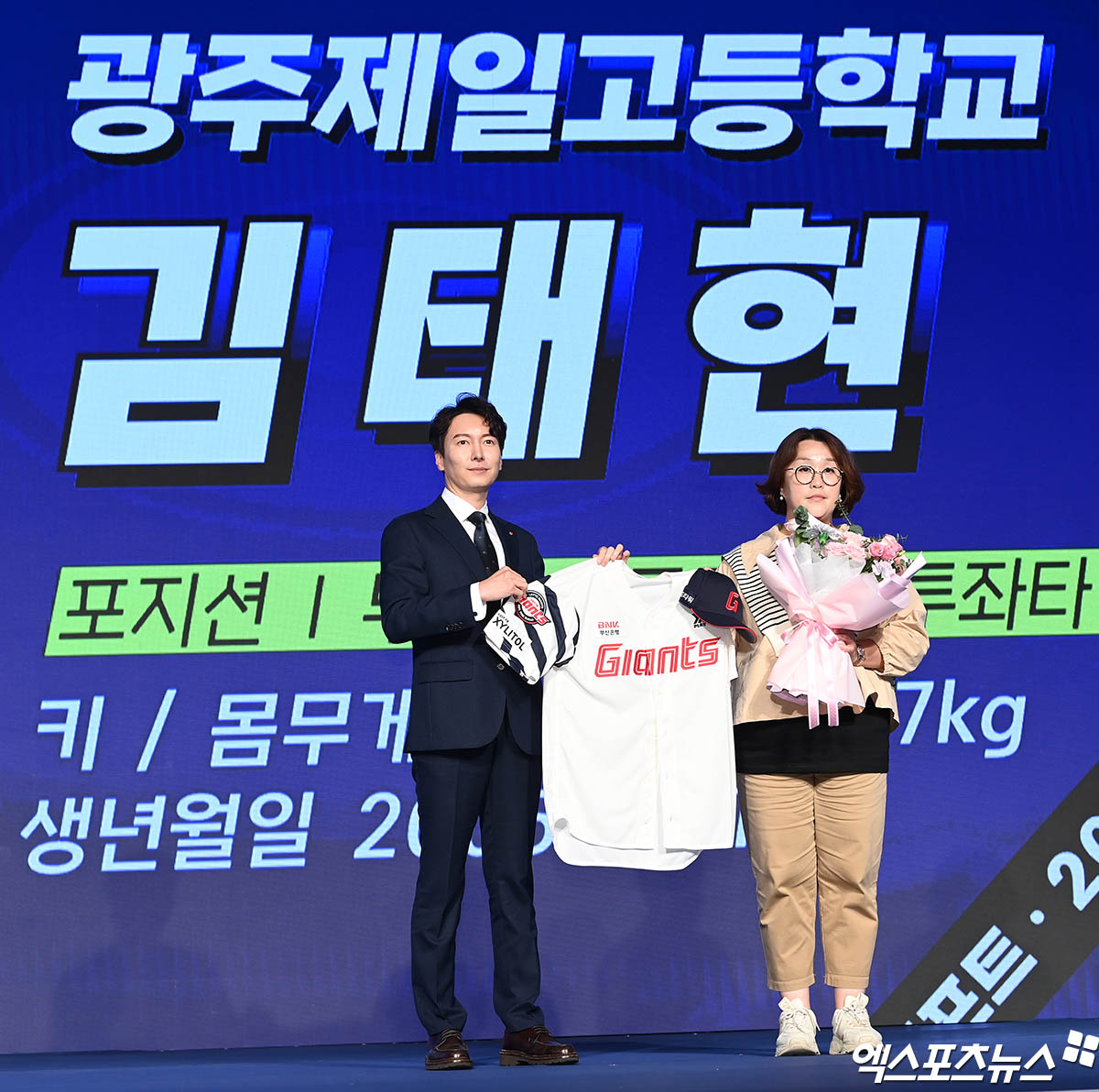 11일 오후 서울 신천동 롯데호텔 월드에서 열린 '2025 KBO 신인 드래프트'에 참석한 롯데 박준혁 단장이 1라운드 4순위로 광주일고 김태현을 지명한 뒤 김태현의 어머니와 함께 기념 촬영을 하고 있다. 잠실, 박지영 기자