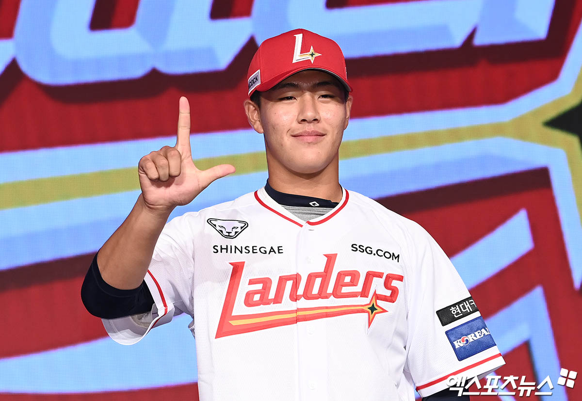 11일 오후 서울 신천동 롯데호텔 월드에서 열린 '2025 KBO 신인 드래프트'에 참석한 강릉고 이율예가 1라운드 8순위로 SSG에 지명된 뒤 기념 촬영을 하고 있다. 잠실, 박지영 기자