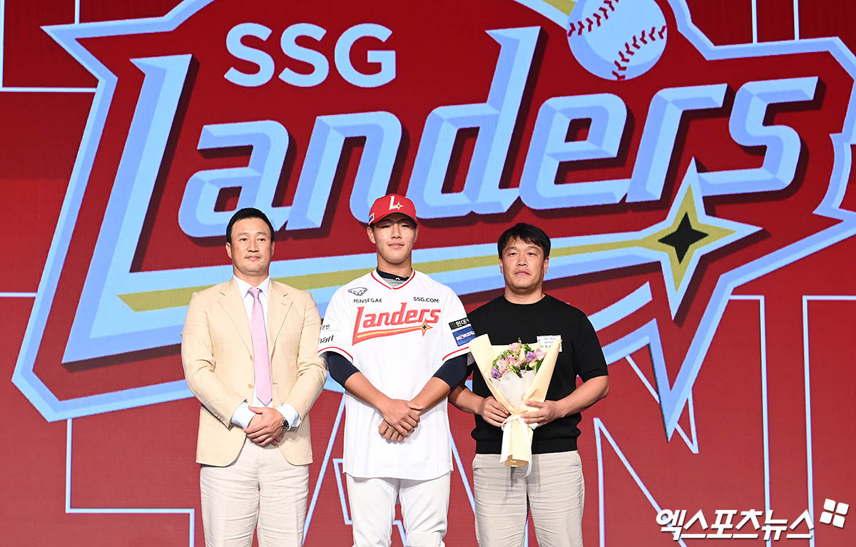 11일 오후 서울 신천동 롯데호텔 월드에서 열린 '2025 KBO 신인 드래프트'에 참석한 강릉고 이율예가 1라운드 8순위로 SSG에 지명된 뒤 김재현 단장 및 아버지와 기념 촬영을 하고 있다. 잠실, 박지영 기자