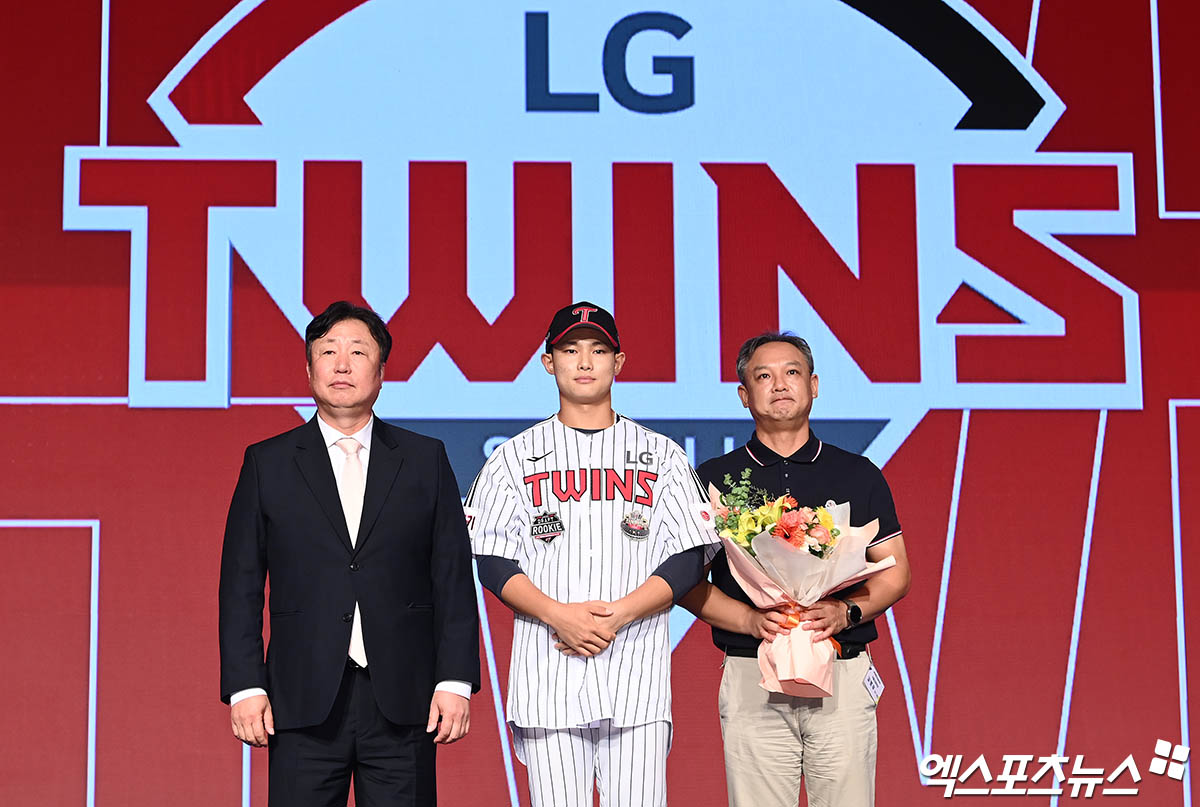 11일 오후 서울 신천동 롯데호텔 월드에서 열린 '2025 KBO 신인 드래프트'에 참석한 서울고 김영우가 1라운드 10순위로 LG에 지명된 뒤 차명석 단장 및 아버지와 기념 촬영을 하고 있다. 잠실, 박지영 기자