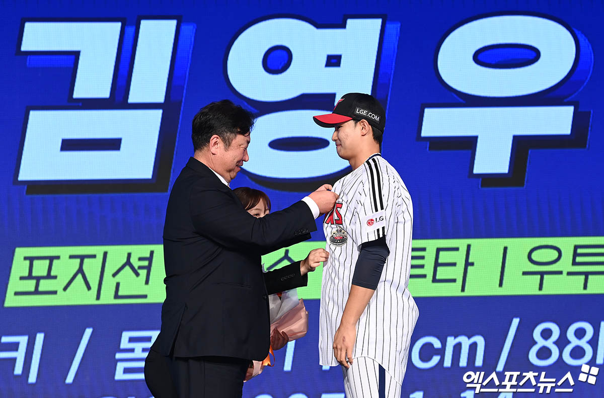 11일 오후 서울 신천동 롯데호텔 월드에서 열린 '2025 KBO 신인 드래프트'에 참석한 LG 차명석 단장이 1라운드 10순위로 서울고 김영우를 지명한 뒤 유니폼을 입혀주고 있다. 잠실, 박지영 기자