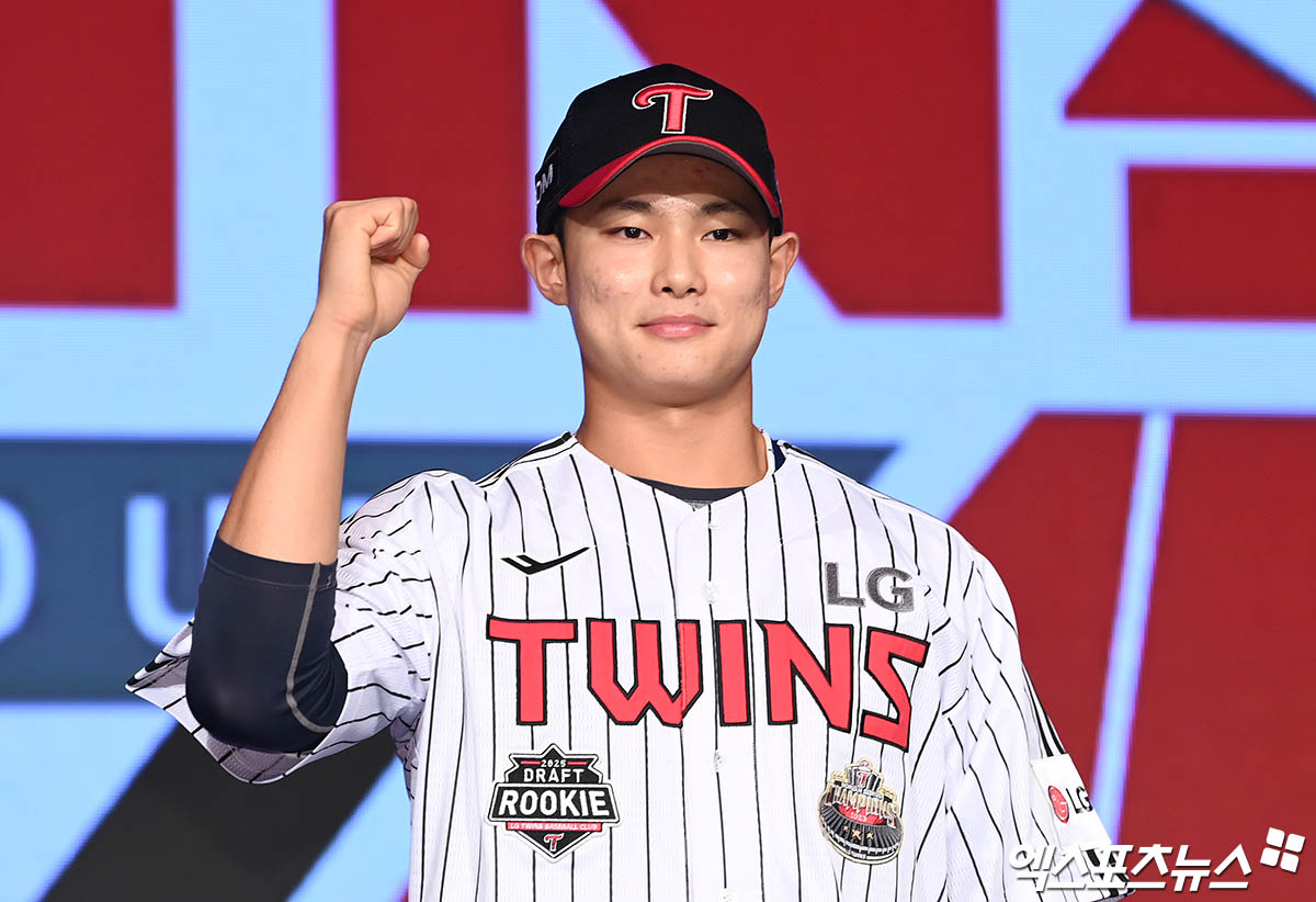 11일 오후 서울 신천동 롯데호텔 월드에서 열린 '2025 KBO 신인 드래프트'에 참석한 서울고 김영우가 1라운드 10순위로 LG에 지명된 뒤 기념 촬영을 하고 있다. 잠실, 박지영 기자