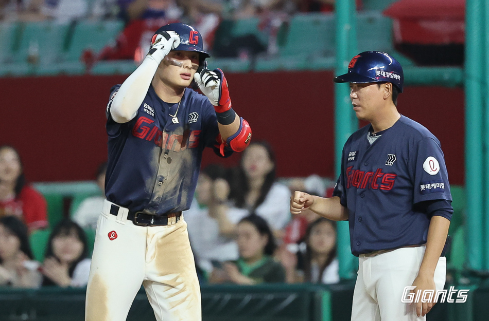 11일 인천SSG랜더스필드에서 열린 2024 신한 SOL Bank KBO리그 롯데 자이언츠와 SSG 랜더스의 경기, 롯데가 10-2 완승을 거두고 2연승을 달성했다. 1번타자로 선발 출전한 윤동희는 4안타 3타점으로 팀 승리를 이끌었다. 롯데 자이언츠