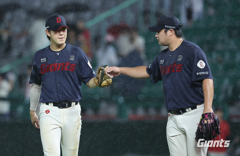 11일 인천SSG랜더스필드에서 열린 2024 신한 SOL Bank KBO리그 롯데 자이언츠와 SSG 랜더스의 경기, 롯데가 10-2 완승을 거두고 2연승을 달성했다. 진승현은 2이닝 무실점으로 이날 승리를 완성했다. 롯데 자이언츠