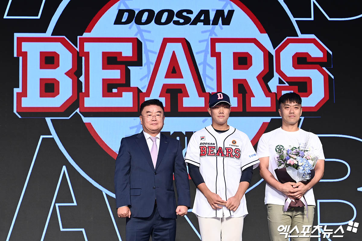 11일 오후 서울 신천동 롯데호텔 월드에서 열린 '2025 KBO 신인 드래프트'에 참석한 덕수고 박준순이 1라운드 6순위로 두산 베어스에 지명된 뒤 김태룡 단장 및 아버지와 기념 촬영을 하고 있다. 잠실, 박지영 기자