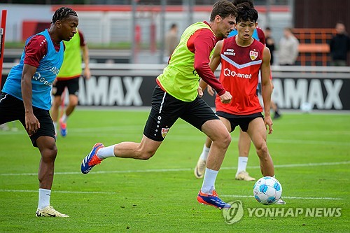 독일 매체 키커가 12일(한국시간) 우니온 베를린으로 임대를 떠난 정우영과의 인터뷰를 전했다. 정우영은 원래는 원소속팀인 슈투트가르트에 남고 싶었다고 고백했다.   베를린은 지난 28일 공식 홈페이지를 통해 정우영을 슈투트가르트로부터 임대 영입했다고 발표했다. 연합뉴스