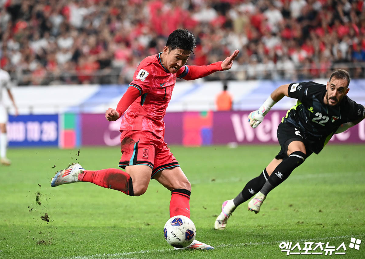  5일 오후 서울월드컵경기장에서 열린 '2026 FIFA 북중미 월드컵' 아시아 3차 예선 대한민국과 팔레스타인의 경기, 대한민국 손흥민이 슛을 시도하고 있다.  박지영 기자