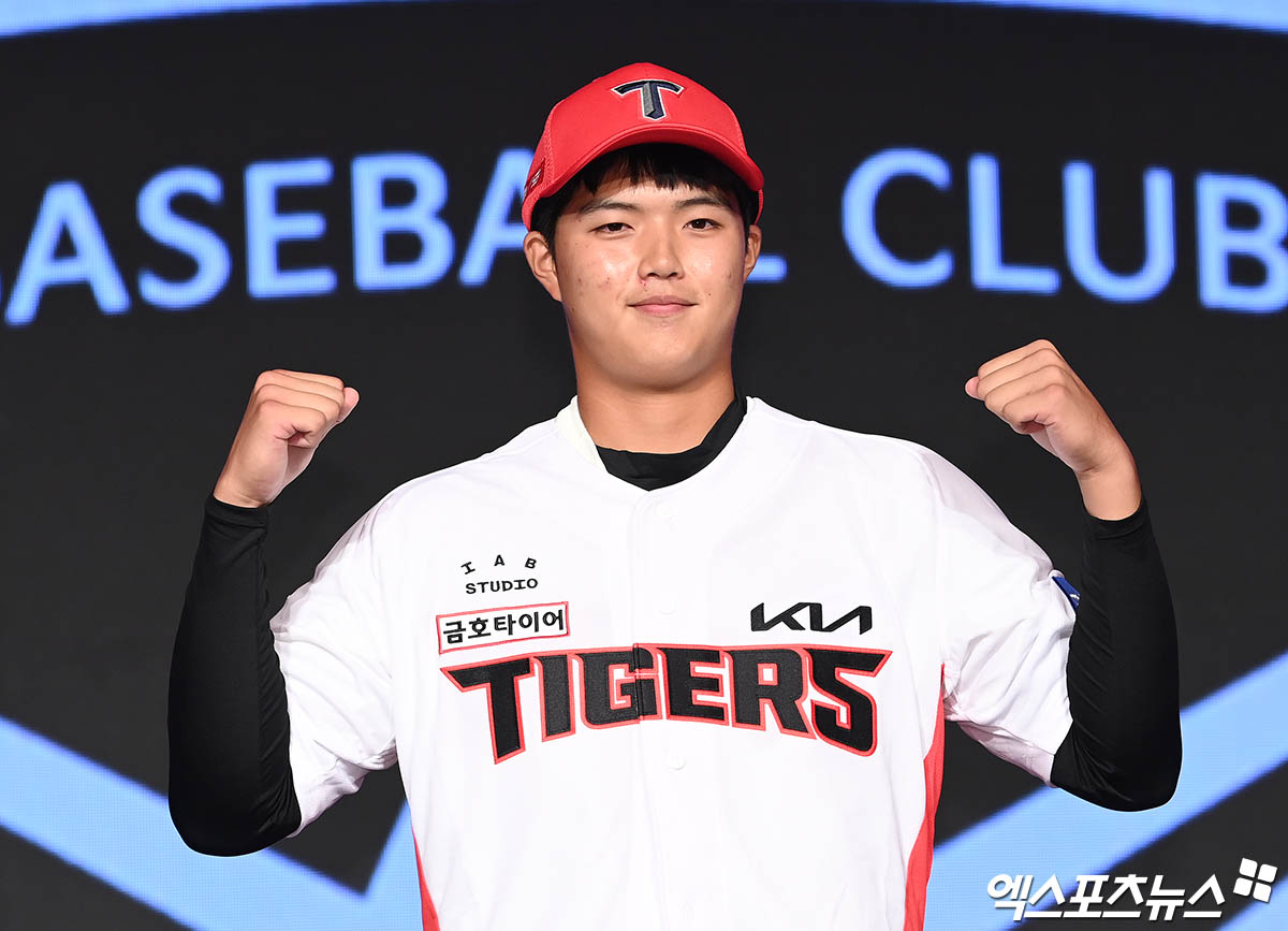 11일 오후 서울 신천동 롯데호텔 월드에서 열린 '2025 KBO 신인 드래프트'에 참석한 덕수고 김태형이 1라운드 5순위로 기아 타이거즈에 지명된 뒤 기념 촬영을 하고 있다. 잠실, 박지영 기자