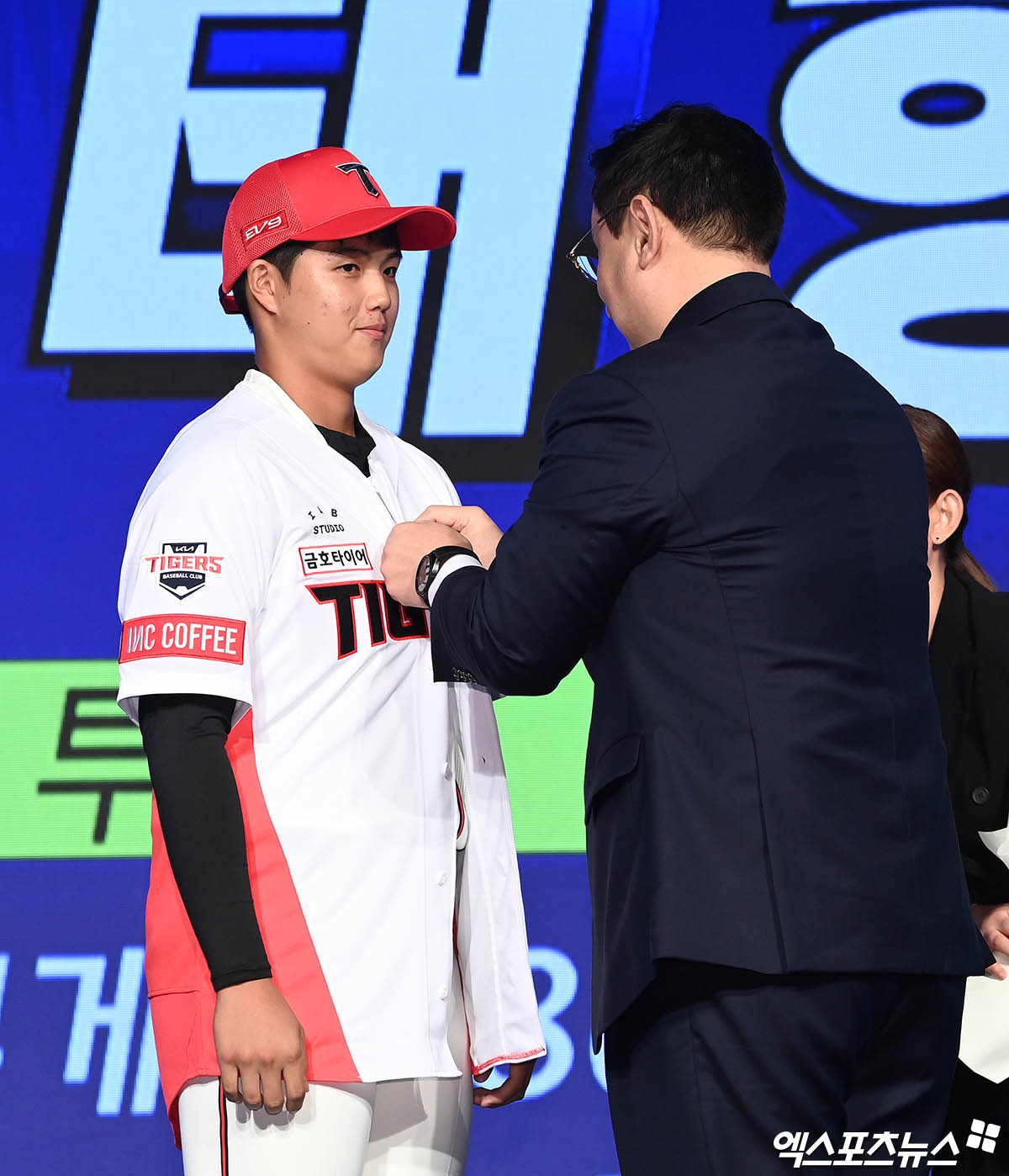 11일 오후 서울 신천동 롯데호텔 월드에서 열린 '2025 KBO 신인 드래프트'에 참석한 덕수고 김태형이 1라운드 5순위로 KIA 타이거즈에 지명된 뒤 유니폼을 착용하고 있다. 잠실, 박지영 기자