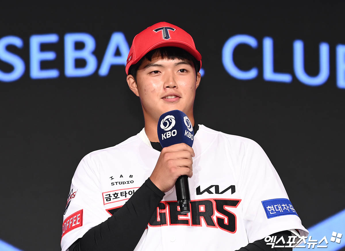 11일 오후 서울 신천동 롯데호텔 월드에서 열린 '2025 KBO 신인 드래프트'에 참석한 덕수고 김태형이 1라운드 5순위로 KIA에 지명된 뒤 소감을 전하고 있다. 잠실, 박지영 기자