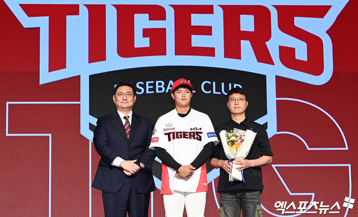 11일 오후 서울 신천동 롯데호텔 월드에서 열린 '2025 KBO 신인 드래프트'에 참석한 덕수고 김태형이 1라운드 5순위로 KIA 타이거즈에 지명된 뒤 기념 촬영을 하고 있다. 잠실, 박지영 기자