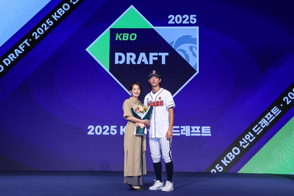 서울고 투수 최민석이 9월 11일 서울 롯데호텔 월드 그랜드볼룸에서 열린 2025년 KBO 신인 드래프트 행사에서 두산의 지명을 받은 뒤 가족과 기념 사진을 촬영하고 있다. 두산 베어스