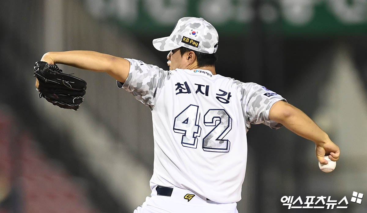 19일 오후 서울 송파구 잠실야구장에서 열린 '2024 신한 SOL Bank KBO리그' NC 다이노스와 두산 베어스의 경기, 8회초 두산 최지강이 역투하고 있다. 엑스포츠뉴스 DB