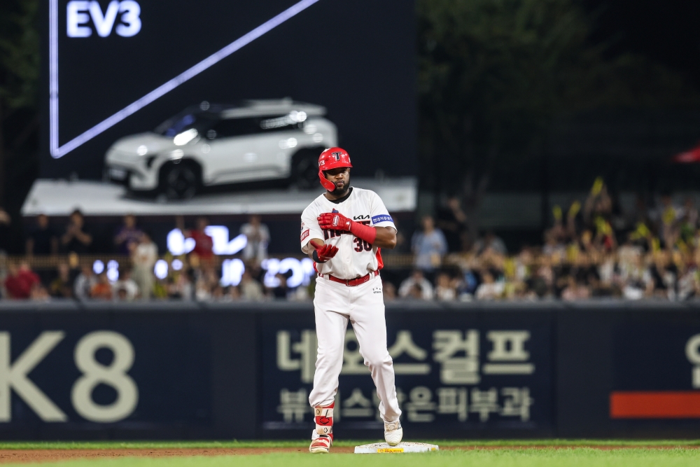 12일 오후 광주-KIA챔피언스필드에서 열린 '2024 신한 SOL Bank KBO리그' 롯데 자이언츠와 KIA 타이거즈의 경기, KIA 소크라테스 브리토가 6회말 1사 1루에서 1타점 2루타를 터트린 뒤 기뻐하고 있다. 이날 소크라테스는 5타수 1안타 1타점을 기록했다. KIA 타이거즈 제공