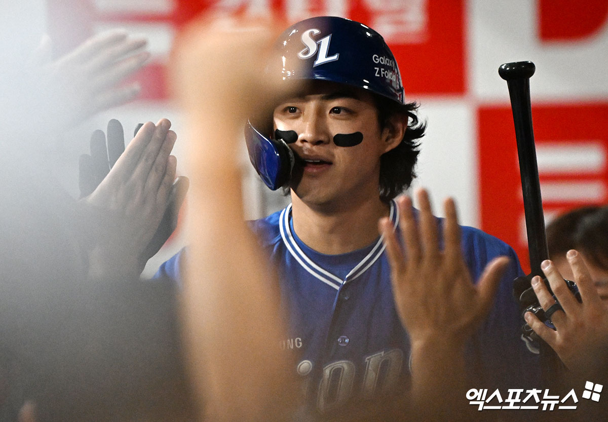 삼성 라이온즈 외야수 구자욱이 정규시즌 경기에서 홈런을 친 뒤 더그아웃으로 들어와 동료들과 하이파이브하고 있다. 엑스포츠뉴스 DB