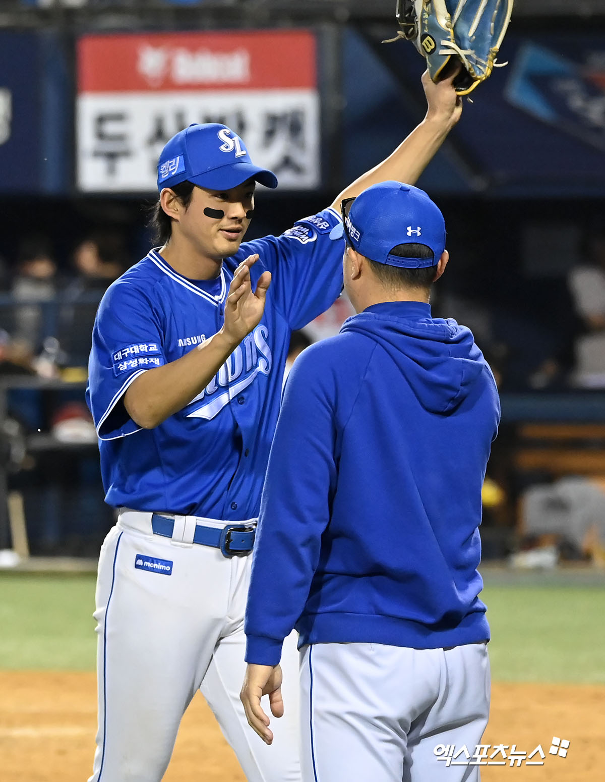 삼성 라이온즈 외야수 구자욱이 정규시즌 경기에서 승리한 뒤 박진만 감독과 하이파이브하고 있다. 엑스포츠뉴스 DB