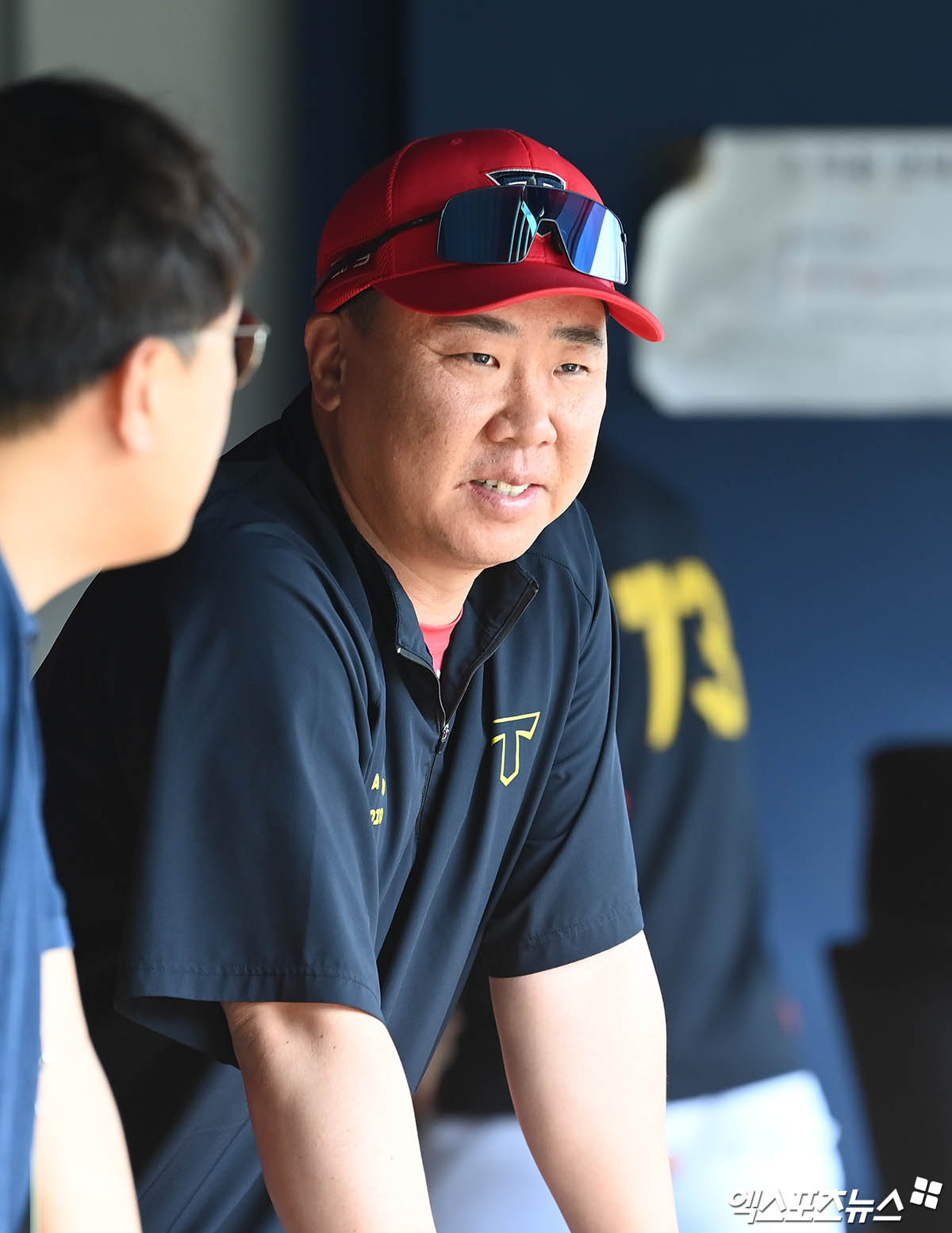 18일 오후 서울 송파구 잠실야구장에서 열리는 '2024 신한 SOL Bank KBO리그' KIA 타이거즈와 LG 트윈스의 경기에 앞서 KIA 이범호 감독이 더그아웃에서 이야기를 나누고 있다. 엑스포츠뉴스 DB