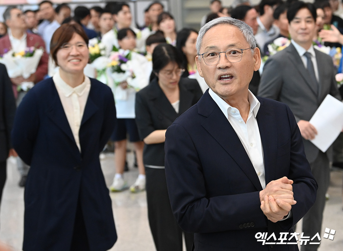 유인촌 문화체육관광부 장관이 2024 파리 올림픽을 마친 한국 선수단 본진이 인천국제공항을 통해 귀국하자 격려 차 입국장에 들어서고 있다. 엑스포츠뉴스 DB