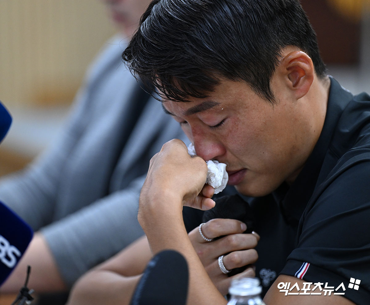 중국축구협회로부터 승부 조작 혐의로 중국 내에서 영구 제명 중징계를 받은 수원FC 손준호가 지난 11일 경기도 수원시체육회관에서 간담회를 열어 눈물을 쏟고 있다. 손준호는 이날 회견에서 승부조작 혐의를 반박하지 못했다. 결국 그의 소속팀 수원FC가 13일 그와 계약을 해지했다. 손준호는 3달 만에 K리그에서 쫓겨나게 됐다. 엑스포츠뉴스DB