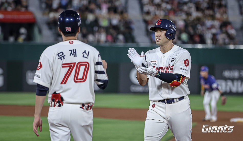 13일 부산 사직구장에서 열린 2024 신한 SOL Bank KBO리그 한화 이글스와 롯데 자이언츠의 경기, 롯데는 4-8로 패했다. 롯데 전준우가 출루 후 세리머니를 하고 있다. 롯데 자이언츠