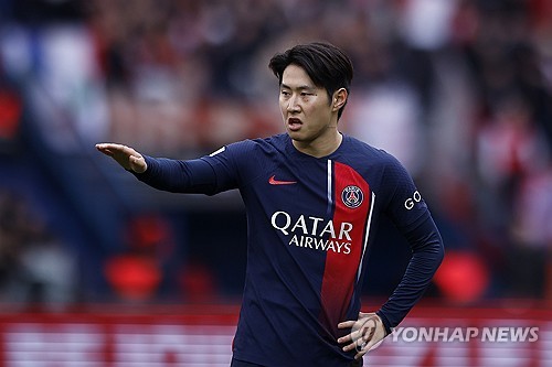 파리 생제르맹(PSG)의 루이스 캄포스 단장이 이강인에 대한 신뢰를 드러냈다. 캄포스 단장은 PSG가 세계 축구계를 뒤흔들고 있는 현 시점 최고의 재능 라민 야말을 영입하기 위해 천문학적인 이적료를 투입할 계획이라는 내용의 이적설을 부인하면서 현재 구단이 야말을 영입하지 않아도 되는 이유 중 하나로 이강인을 비롯한 여러 훌륭한 선수들의 존재를 꼽았다. 사진 연합뉴스