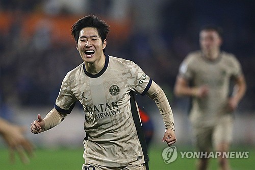 파리 생제르맹(PSG)의 루이스 캄포스 단장이 이강인에 대한 신뢰를 드러냈다. 캄포스 단장은 PSG가 세계 축구계를 뒤흔들고 있는 현 시점 최고의 재능 라민 야말을 영입하기 위해 천문학적인 이적료를 투입할 계획이라는 내용의 이적설을 부인하면서 현재 구단이 야말을 영입하지 않아도 되는 이유 중 하나로 이강인을 비롯한 여러 훌륭한 선수들의 존재를 꼽았다. 사진 연합뉴스