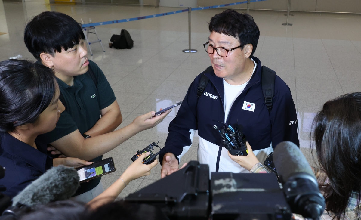 7일 귀국한 김택규 대한배드민턴협회장이 인천공항에서 기자들의 질문에 답하고 있다. 파리올림픽에 동행한 김 회장은 선수단보다 먼저 돌아왔다. 연합뉴스