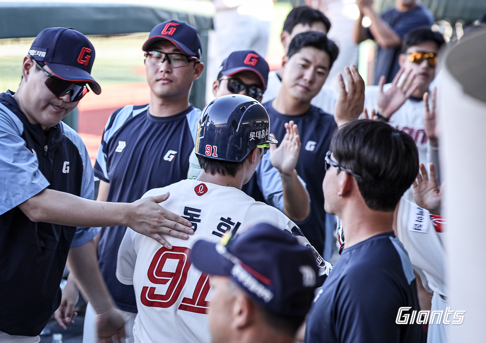 14일 부산 사직구장에서 열린 2024 신한 SOL Bank KBO리그 한화 이글스와 롯데 자이언츠의 경기, 롯데가 타격전 끝 한화를 12-9로 제압했다. 이날 승리로 2연패를 끊은 롯데는 하루 만에 7위로 복귀했다. 롯데 자이언츠