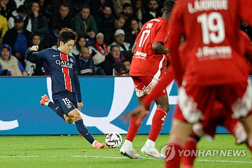 파리 생제르맹(PSG)은 15일(한국시간) 프랑스 파리에 위치한 파르크 데 프랭스에서 열린 브레스트와의 2024-25시즌 프랑스 리그1 4라운드 홈경기에서 3-1 역전승을 거뒀다. 이날 PSG가 역전승에 성공해 4연승을 질주한 가운데 이강인은 선발로 나와 끝까지 그라운드에 남으면서 시즌 첫 선발 풀타임을 소화했다. 연합뉴스