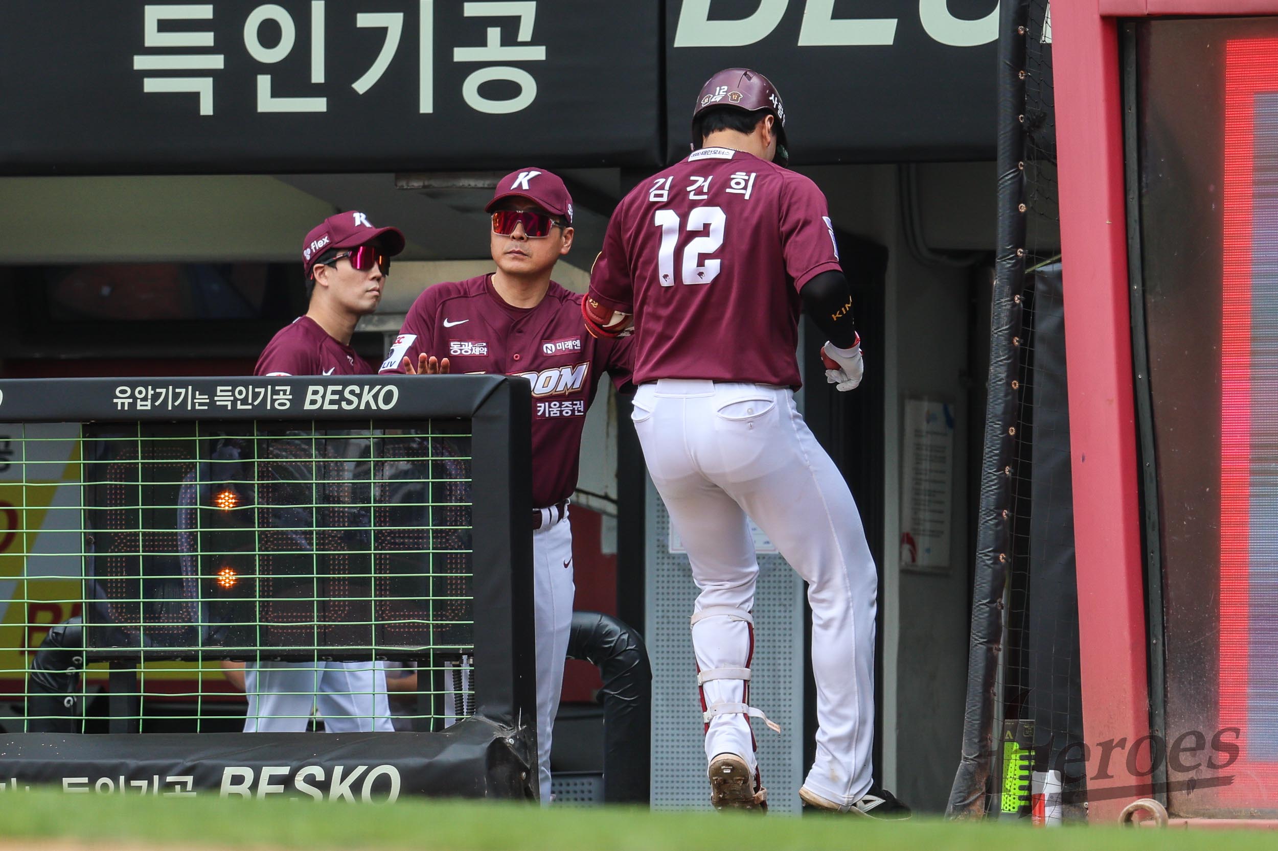 키움 히어로즈 포수 김건희가 15일 광주-KIA챔피언스필드에서 열린 '2024 신한 SOL Bank KBO리그' KIA 타이거즈와의 시즌 16차전에 5번 지명타자로 선발 출전해 5타수 1안타 1홈런 2타점을 기록했다. 키움 히어로즈 제공