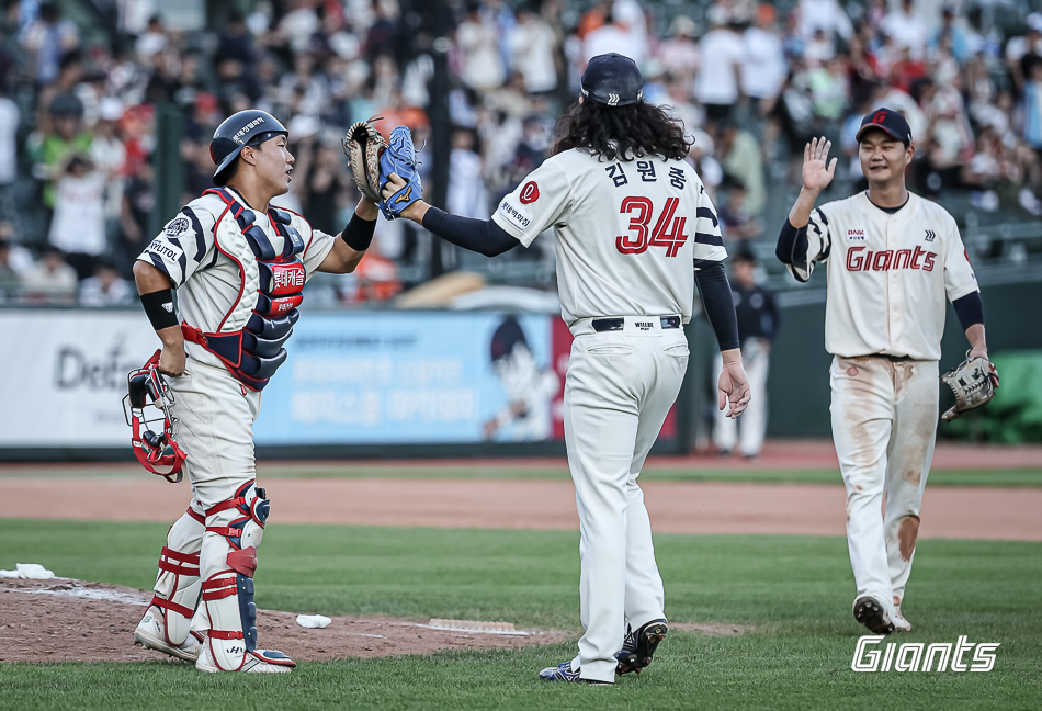 롯데 자이언츠 김원중은 지난 14일 부산 사직구장에서 열린 2024 신한 SOL Bank KBO리그 한화 이글스와의 경기에서 팀이 12-9로 앞선 8회초 등판, 1⅔이닝 1피안타 무사사구 무실점을 기록하면서 통산 130세이브를 달성했다. 롯데 자이언츠