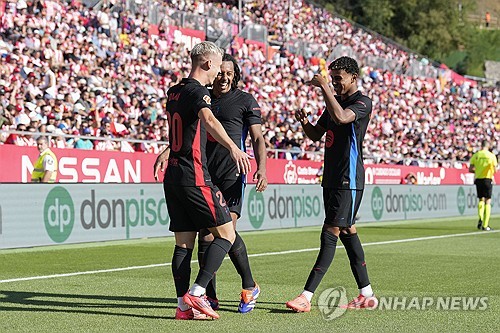 바르셀로나는 15일(한국시간) 스페인 지로나에 위치한 에스타디 몬틸리비에서 열린 지로나와의 2024-2025시즌 스페인 라리가 5라운드 원정 경기에서 4-1 압승을 거뒀다. 이날 2007년생 윙어 라민 야말은 선발로 나와 멀티골을 터트리면서 지로나전 대승과 바르셀로나의 리그 5연승을 이끌었다. 연합뉴스