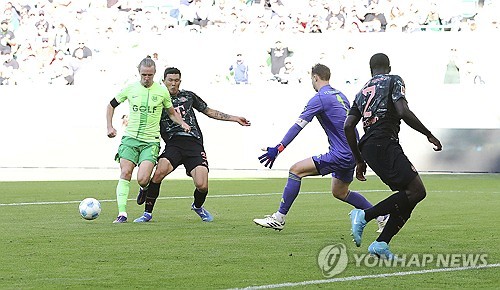 독일 최고 축구 전문지 키커가 16일(한국시간) 바이에른 뮌헨과 홀슈타인 킬의 2024-2025시즌 분데스리가 3라운드 맞대결에서 맹활약한 김민재에게 애매한 평점인 2.5를 줬다.   김민재는 이날 독일 킬에 있는 홀슈타인 킬 스타디움에서 열린 두 팀의 경기에 왼쪽 중앙 수비수로 선발 출장해 풀타임 활약했다.   김민재는 올 시즌 전 경기 선발 출장하며 맹활약하고 있고 리그에선 2라운드에 이어 2경기 연속 풀타임 활약했다. 연합뉴스