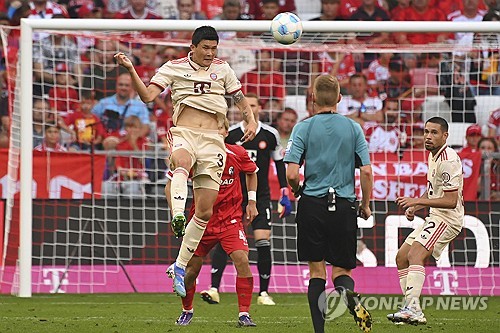 독일 최고 축구 전문지 키커가 16일(한국시간) 바이에른 뮌헨과 홀슈타인 킬의 2024-2025시즌 분데스리가 3라운드 맞대결에서 맹활약한 김민재에게 애매한 평점인 2.5를 줬다.   김민재는 이날 독일 킬에 있는 홀슈타인 킬 스타디움에서 열린 두 팀의 경기에 왼쪽 중앙 수비수로 선발 출장해 풀타임 활약했다.   김민재는 올 시즌 전 경기 선발 출장하며 맹활약하고 있고 리그에선 2라운드에 이어 2경기 연속 풀타임 활약했다. 연합뉴스