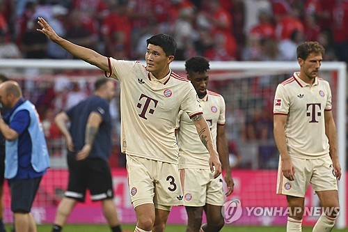 독일 최고 축구 전문지 키커가 16일(한국시간) 바이에른 뮌헨과 홀슈타인 킬의 2024-2025시즌 분데스리가 3라운드 맞대결에서 맹활약한 김민재에게 애매한 평점인 2.5를 줬다.   김민재는 이날 독일 킬에 있는 홀슈타인 킬 스타디움에서 열린 두 팀의 경기에 왼쪽 중앙 수비수로 선발 출장해 풀타임 활약했다.   김민재는 올 시즌 전 경기 선발 출장하며 맹활약하고 있고 리그에선 2라운드에 이어 2경기 연속 풀타임 활약했다. 연합뉴스