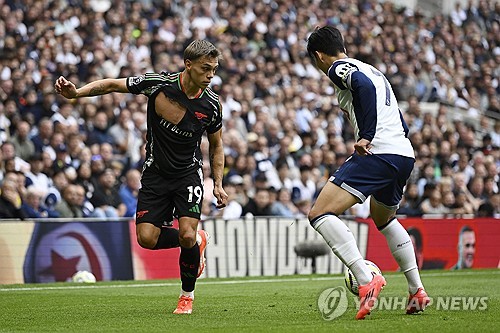 영국 매체 '기브미스포츠'가 16일(한국시간) 손흥민이 북런던 더비 패배에도 불구하고 '착각에 가까운' 평가를 내리며 경기를 지배했다고 주장했다. 손흥민은 이날 왼쪽 공격수로 선발로 출장했지만, 전반에 나온 컷백 패스 이회에 많은 기회를 만들거나 잡지 못했다.  경기 후 손흥민은 스카이스포츠와의 인터뷰에서 우리는 경기를 지배했다. 축구했고 우리는 단지 세트피스 골로 다시 실점했다라며 세트피스 수비에 대해 아쉬움을 드러냈다. 연합뉴스