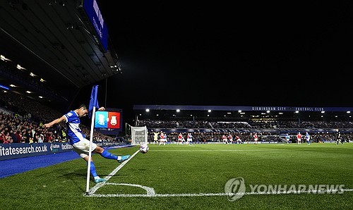 버밍엄이 17일(한국시간) 잉글랜드 버밍엄에 있는 세인트 앤드루스 경기장에서 열린 렉섬과의 2024-2025시즌 리그1(3부) 5라운드 맞대결에서 3-1 완승을 거뒀다. 백승호는 데이비드 베컴, 톰 브래디 등 슈퍼스타들 앞에서 맹활약하며 시즌 1호 도움을 기록했다. 연합뉴스