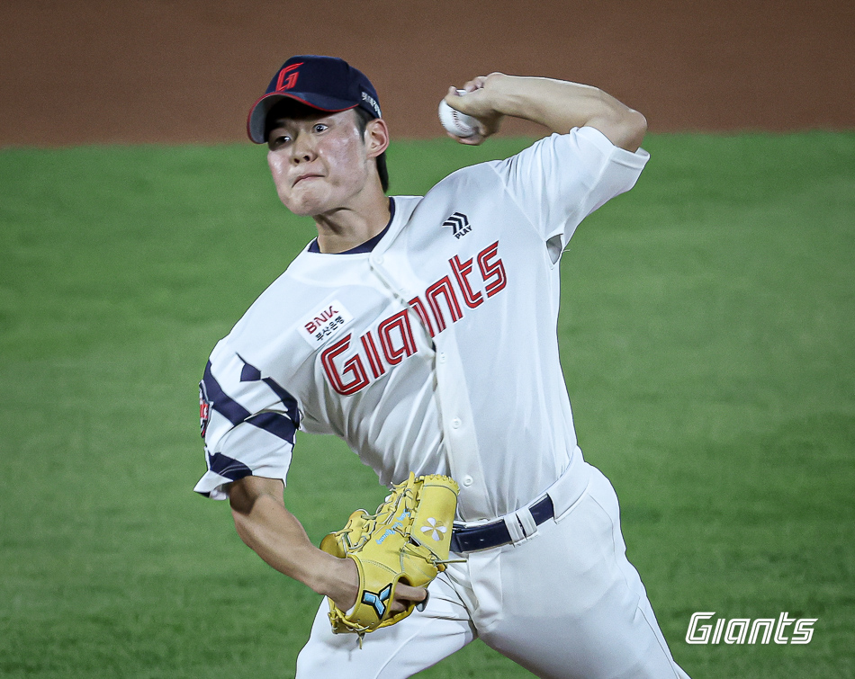 롯데 투수 송재영은 17일 사직구장에서 열릴 '2024 신한 SOL Bank KBO 리그' LG와 팀 간 14차전 맞대결을 앞두고 1군 엔트리에 합류했다. 롯데 자이언츠