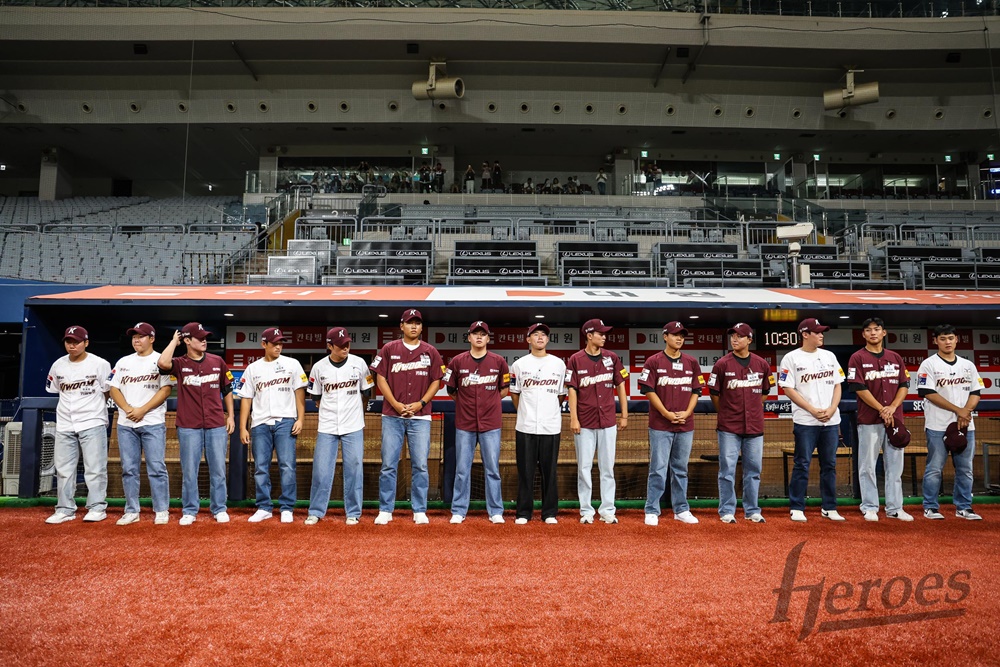 2025시즌 키움 신인 선수들이 17일 고척돔에서 열린 '2024 신한 SOL Bank KBO 리그' KT전을 앞두고 환영식에 참석했다. 키움 히어로즈 