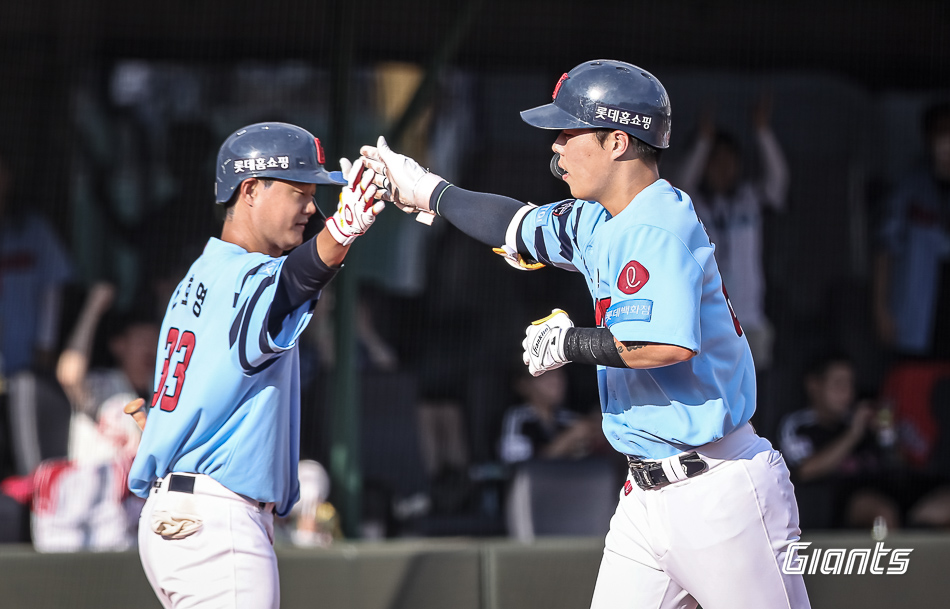 롯데 내야수 고승민(오른쪽)은 17일 사직구장에서 열린 '2024 신한 SOL Bank KBO 리그' LG와 팀 간 14차전 맞대결에서 2번타자 2루수로 선발 출전했다. 안타-3루타-안타-홈런-2루타로 KBO 리그 역대 32번째 사이클링 히트를 달성했다. 롯데 자이언츠