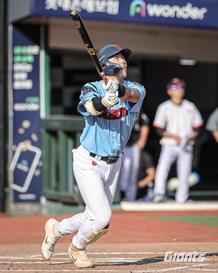 롯데 내야수 고승민은 17일 사직구장에서 열린 '2024 신한 SOL Bank KBO 리그' LG와 팀 간 14차전 맞대결에서 2번타자 2루수로 선발 출전했다. 안타-3루타-안타-홈런-2루타로 KBO 리그 역대 32번째 사이클링 히트를 달성했다. 롯데 자이언츠