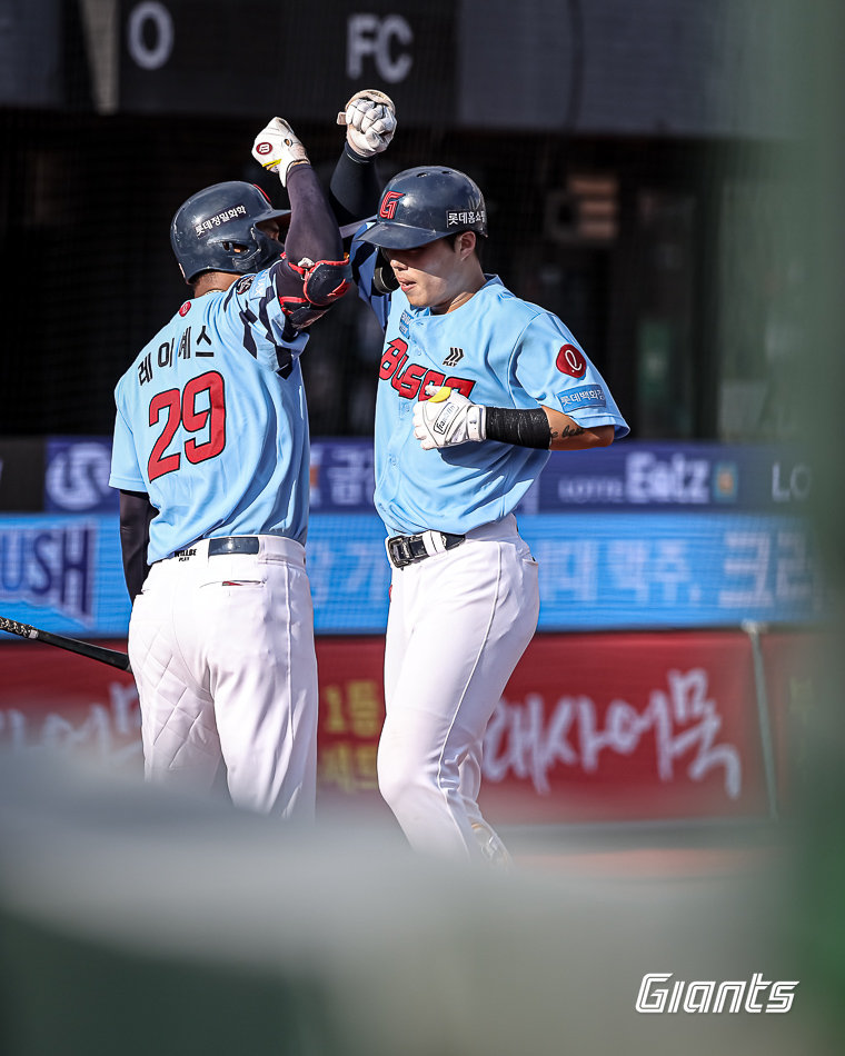 롯데 내야수 고승민은 17일 사직구장에서 열린 '2024 신한 SOL Bank KBO 리그' LG와 팀 간 14차전 맞대결에서 2번타자 2루수로 선발 출전했다. 안타-3루타-안타-홈런-2루타로 KBO 리그 역대 32번째 사이클링 히트를 달성했다. 롯데 자이언츠