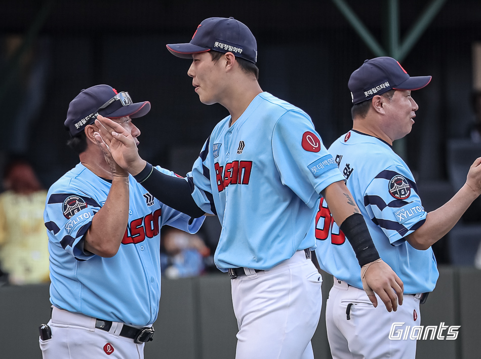 롯데 내야수 고승민(가운데)은 17일 사직구장에서 열린 '2024 신한 SOL Bank KBO 리그' LG와 팀 간 14차전 맞대결에서 2번타자 2루수로 선발 출전했다. 안타-3루타-안타-홈런-2루타로 KBO 리그 역대 32번째 사이클링 히트를 달성했다. 롯데 자이언츠