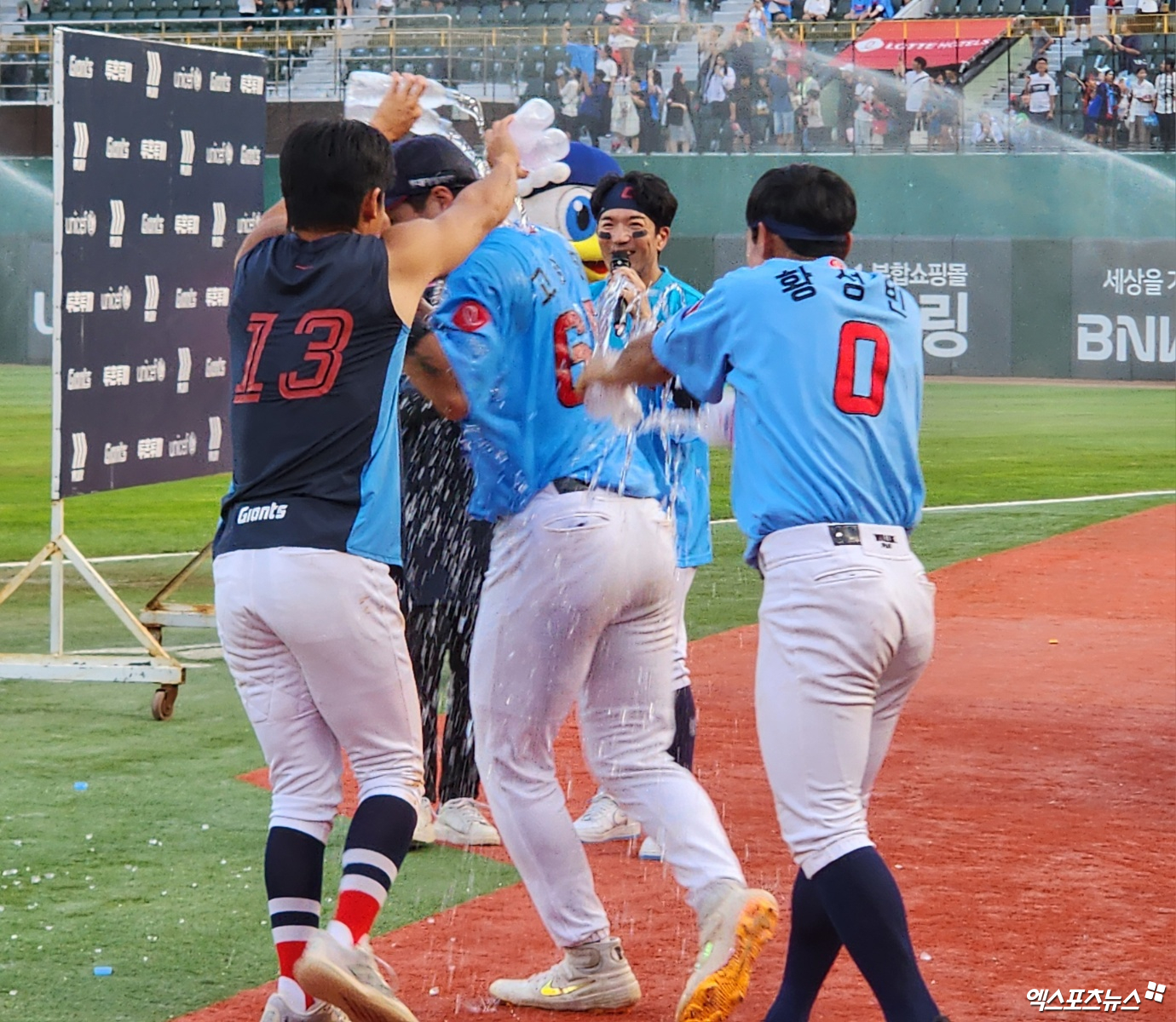 롯데 내야수 고승민(가운데)은 17일 사직구장에서 열린 '2024 신한 SOL Bank KBO 리그' LG와 팀 간 14차전 맞대결에서 2번타자 2루수로 선발 출전했다. 안타-3루타-안타-홈런-2루타로 KBO 리그 역대 32번째 사이클링 히트를 달성했다. 사직, 박정현 기자