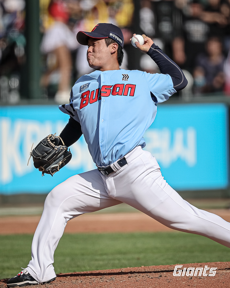 롯데 투수 정현수는 17일 사직구장에서 열린 '2024 신한 SOL Bank KBO 리그' LG와 팀 간 14차전 맞대결에서 구원 등판했다. 2⅓이닝 무실점으로 팀 승리에 힘을 보탰다. 롯데 자이언츠