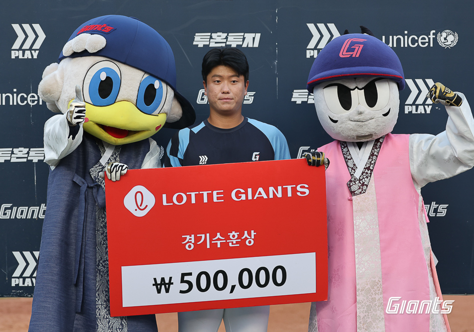 롯데 투수 정현수는 17일 사직구장에서 열린 '2024 신한 SOL Bank KBO 리그' LG와 팀 간 14차전 맞대결에서 구원 등판했다. 2⅓이닝 무실점으로 팀 승리에 힘을 보탰다. 롯데 자이언츠