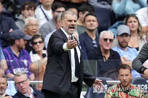 손흥민이 마침내 트로피를 품에 안는 모습을 볼 수 있을까. 이번 시즌 유럽축구연맹(UEFA) 유로파리그가 치열한 양상으로 진행될 가능성이 높은 가운데 현지에서는 토트넘의 우승 확률이 가장 높은 것으로 분석되고 있다. 토트넘 팬들은 토트넘이 같은 프리미어리그(PL) 소속인 맨체스터 유나이티드를 제친다면 길고 길었던 무관의 시대를 끝내는 걸 기대해도 좋을 듯하다. 사진 연합뉴스