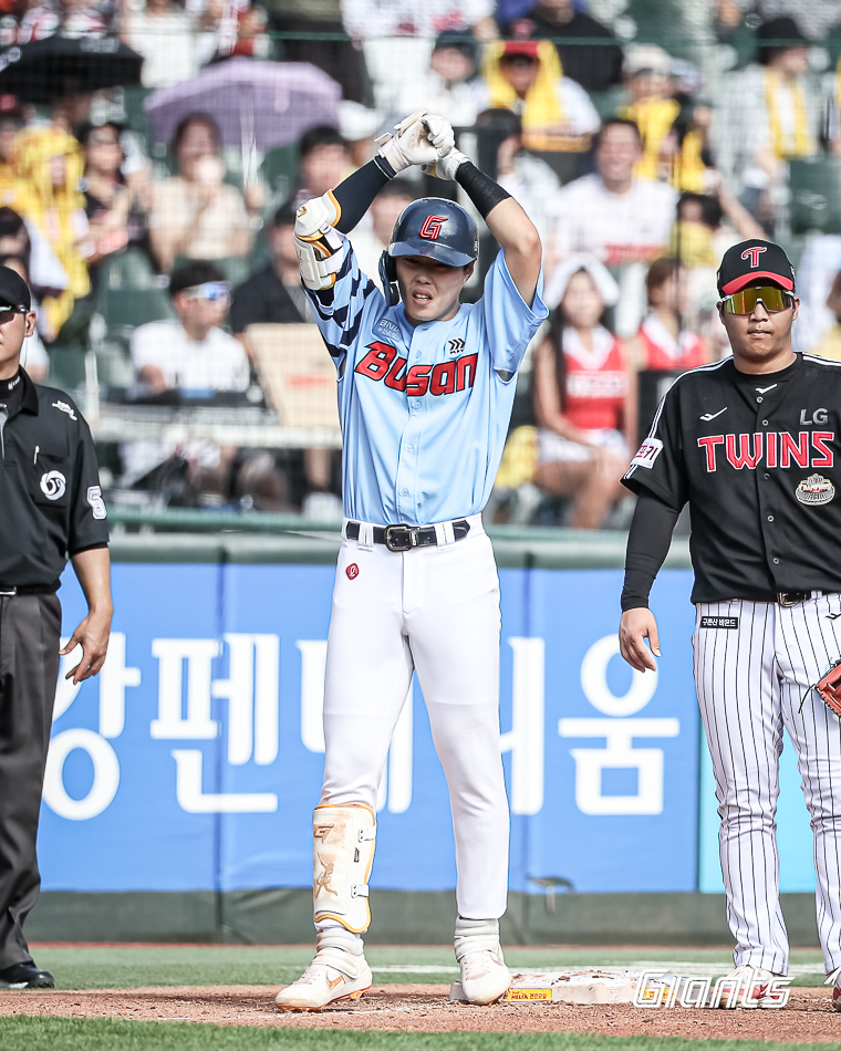 롯데 내야수 고승민은 17일 사직구장에서 열린 '2024 신한 SOL Bank KBO 리그' LG와 팀 간 14차전 맞대결에서 2번타자 2루수로 선발 출전했다. 안타-3루타-안타-홈런-2루타로 KBO 리그 역대 32번째 사이클링 히트를 달성했다. 롯데 자이언츠