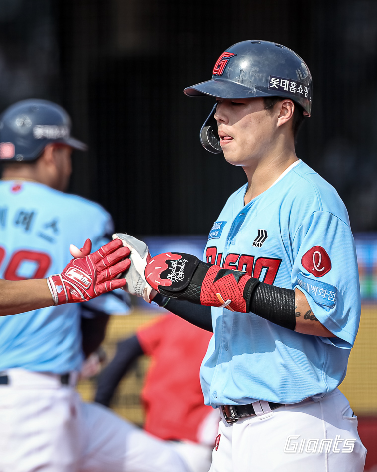 롯데 내야수 고승민은 17일 사직구장에서 열린 '2024 신한 SOL Bank KBO 리그' LG와 팀 간 14차전 맞대결에서 2번타자 2루수로 선발 출전했다. 안타-3루타-안타-홈런-2루타로 KBO 리그 역대 32번째 사이클링 히트를 달성했다. 롯데 자이언츠